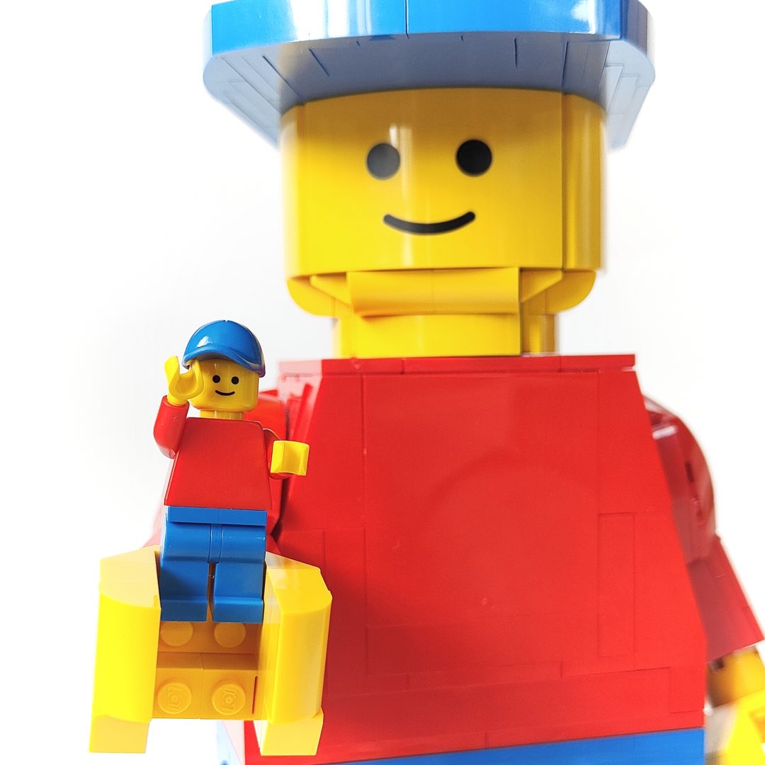 Review LEGO 40649 Up-Scaled LEGO Minifigure - HelloBricks